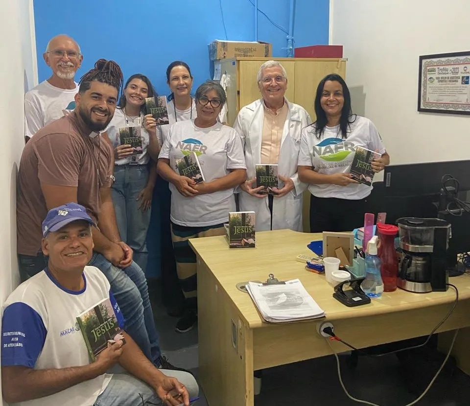 Entrega do Cinco Minutos com Jesus em Macaé